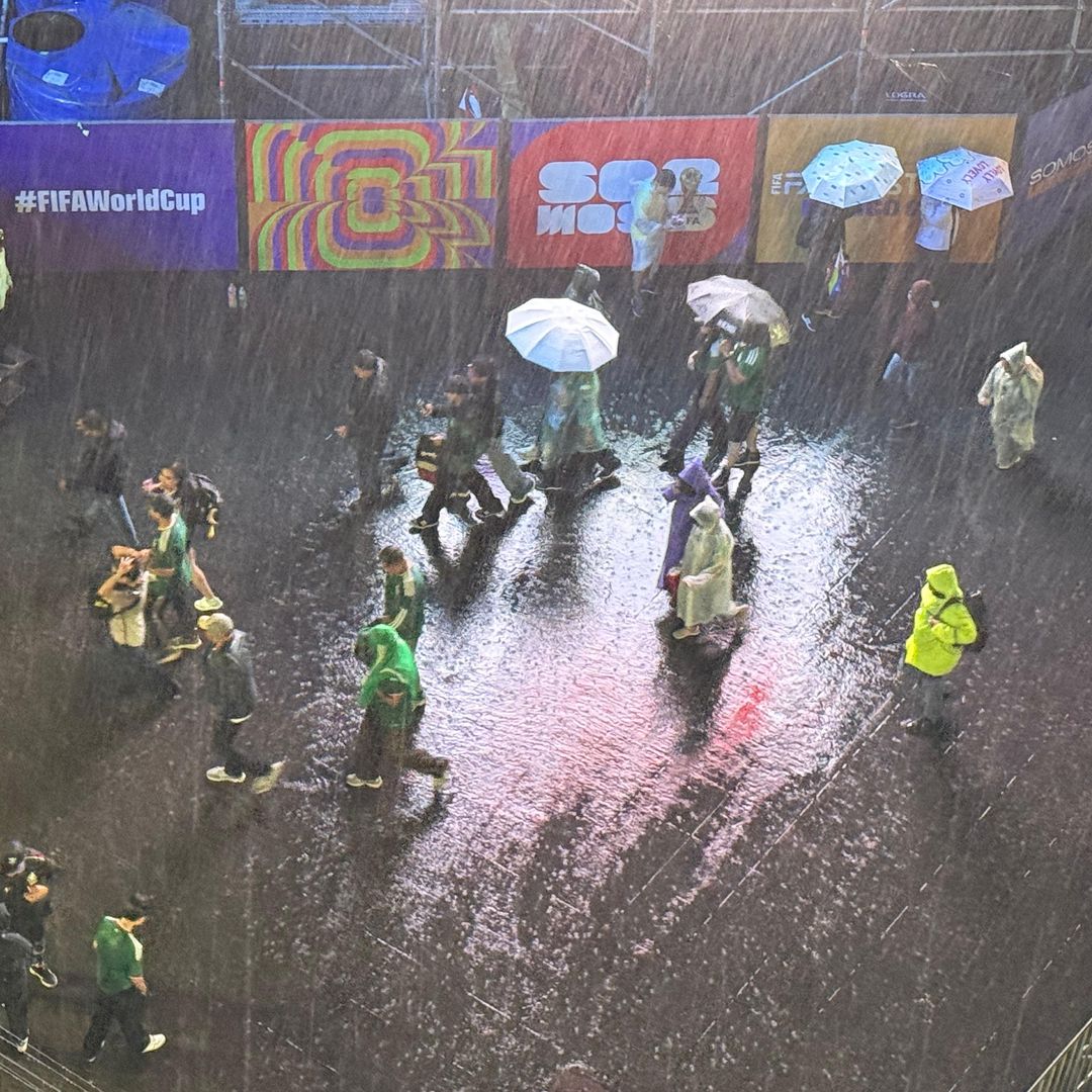Aficionados se retiran del  Fan Festival del zócalo por la lluvia. Foto: N+
